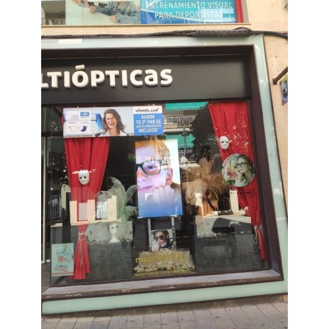 Selección de Modas Carbonell y Multiópticas Santa Bárbara, comercios premiados en el IV Concurso de Escaparates El Comercio a Escena - 2, Foto 2