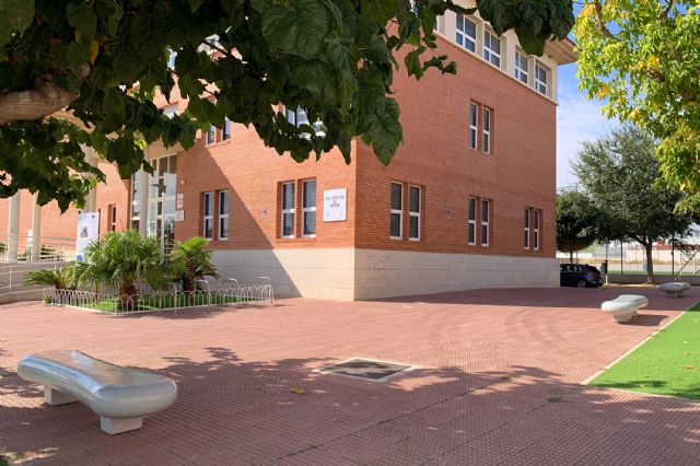 Nuevos bancos para los entornos del Ayuntamiento y de la Casa de la Cultura - 3, Foto 3