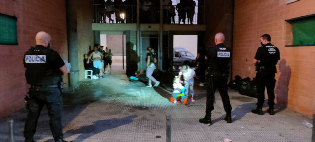 La Policía Local de Lorca desaloja una fiesta ilegal en el bajo de un edificio en el que se encontraban bebiendo 40 personas causando molestias a los vecinos de la zona - 1, Foto 1