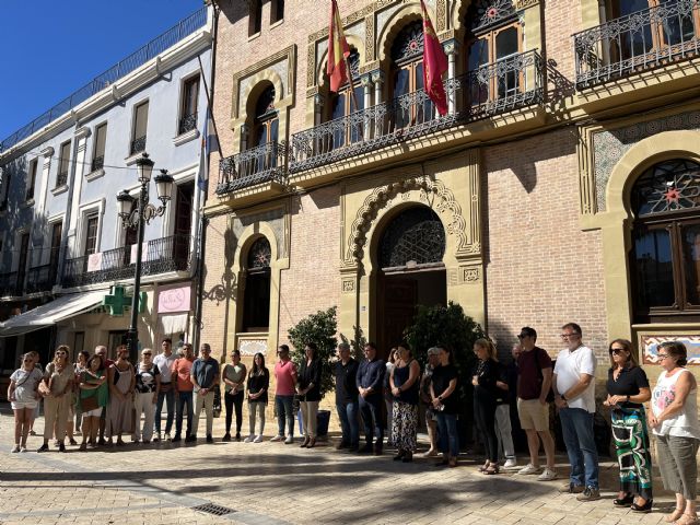 Águilas se suma al minuto de silencio en solidaridad con las víctimas del Incendio en Murcia - 1, Foto 1