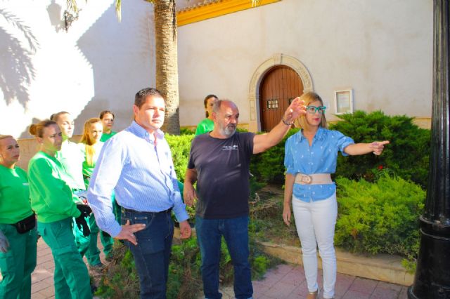 Comienza la renovación de las zonas ajardinadas del atrio de la iglesia de San Cristóbal de Lorca - 1, Foto 1