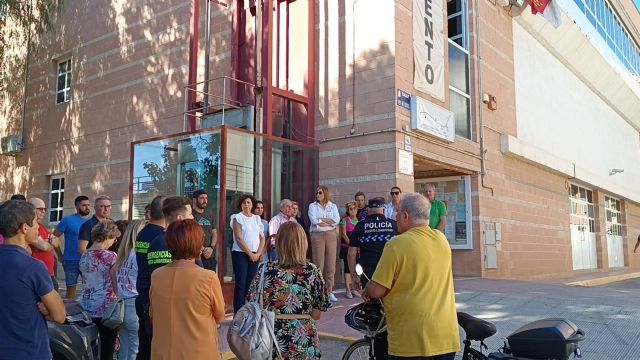 El Ayuntamiento de Puerto Lumbreras lleva a cabo un minuto de silencio como muestra de duelo por los fallecidos en los incendios acontecidos en una zona de ocio de Murcia - 1, Foto 1