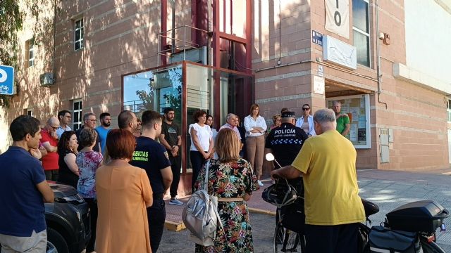 El Ayuntamiento de Puerto Lumbreras lleva a cabo un minuto de silencio como muestra de duelo por los fallecidos en los incendios acontecidos en una zona de ocio de Murcia - 2, Foto 2