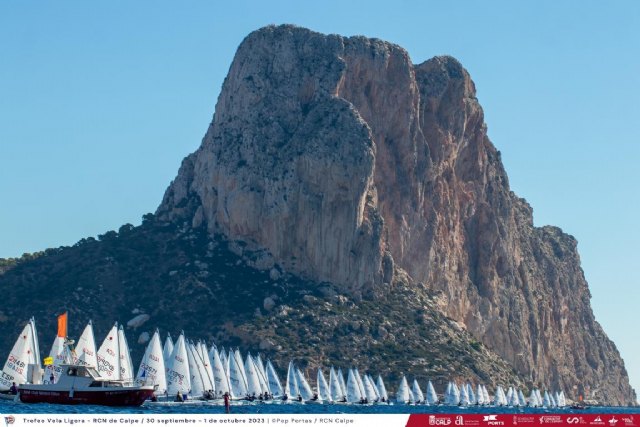 Salida de la flota ILCA 6 en la primera prueba del día, con el Peñón de Ifach de testigo | ©Pep Portas | RCN Calpe, Foto 1