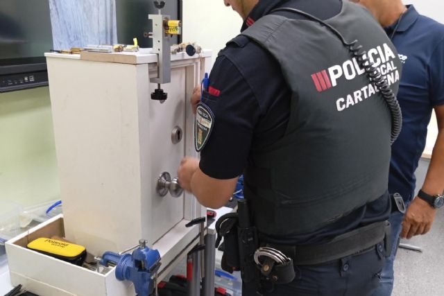 Policías Locales y Bomberos de Cartagena se forman para intervenir en cerrajería de emergencia - 1, Foto 1