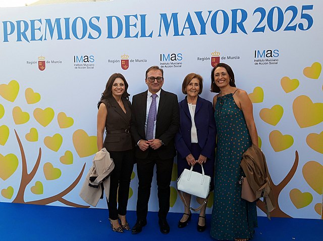 El Ayuntamiento de Cieza arropa a Francisca Moya del Baño en la entrega del Premio Mayor del Año - 1, Foto 1