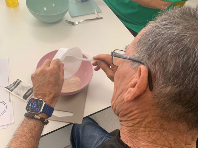 Las personas mayores aprenden cocina práctica con la cocinera María Hernández - 1, Foto 1