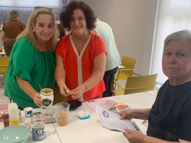 Las personas mayores aprenden cocina práctica con la cocinera María Hernández - 2, Foto 2