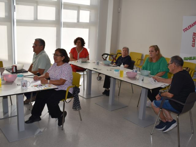 Las personas mayores aprenden cocina práctica con la cocinera María Hernández - 3, Foto 3