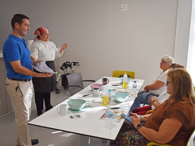 Las personas mayores aprenden cocina práctica con la cocinera María Hernández - 5, Foto 5