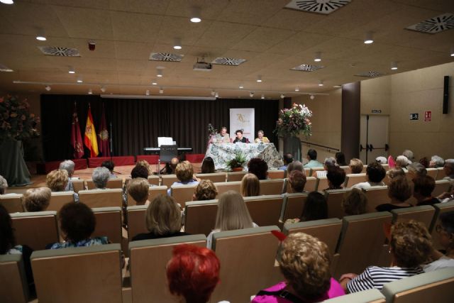 El alcalde de Lorca, Fulgencio Gil, acompa&ntilde;a a la Asociación de amas de casa, consumidores y usuarios en el acto oficial con el que la entidad da comienzo al nuevo curso - 3, Foto 3