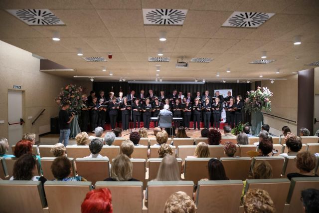 El alcalde de Lorca, Fulgencio Gil, acompa&ntilde;a a la Asociación de amas de casa, consumidores y usuarios en el acto oficial con el que la entidad da comienzo al nuevo curso - 2, Foto 2