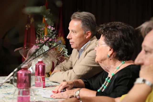 El alcalde de Lorca, Fulgencio Gil, acompa&ntilde;a a la Asociación de amas de casa, consumidores y usuarios en el acto oficial con el que la entidad da comienzo al nuevo curso - 4, Foto 4
