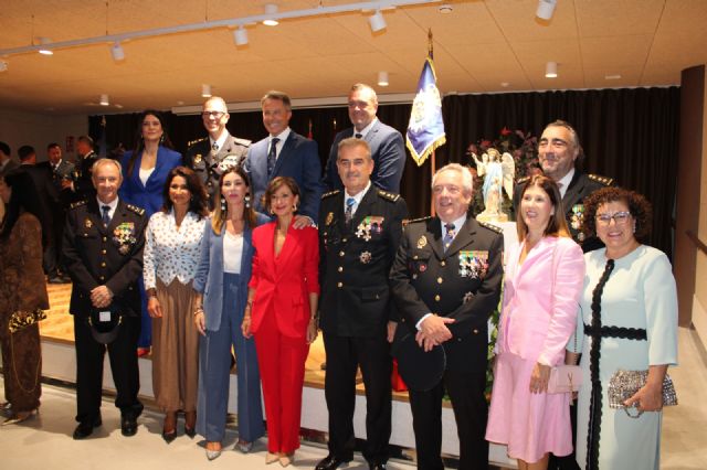 El alcalde felicita al coordinador del órgano del Control del Padrón del Ayuntamiento por el reconocimiento concedido por la Comisaría de Lorca - 3, Foto 3