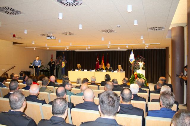 El alcalde felicita al coordinador del órgano del Control del Padrón del Ayuntamiento por el reconocimiento concedido por la Comisaría de Lorca - 4, Foto 4
