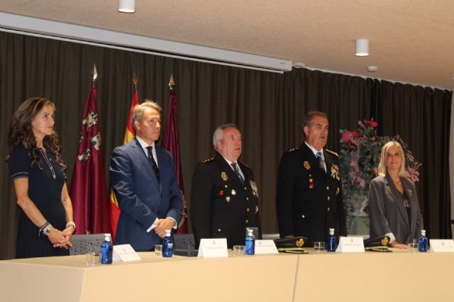 El alcalde felicita al coordinador del órgano del Control del Padrón del Ayuntamiento por el reconocimiento concedido por la Comisaría de Lorca - 5, Foto 5