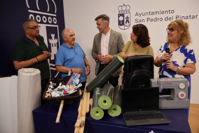La concejalía de Mayores presenta el curso de actividades para los hogares y entrega nuevo material - 2, Foto 2