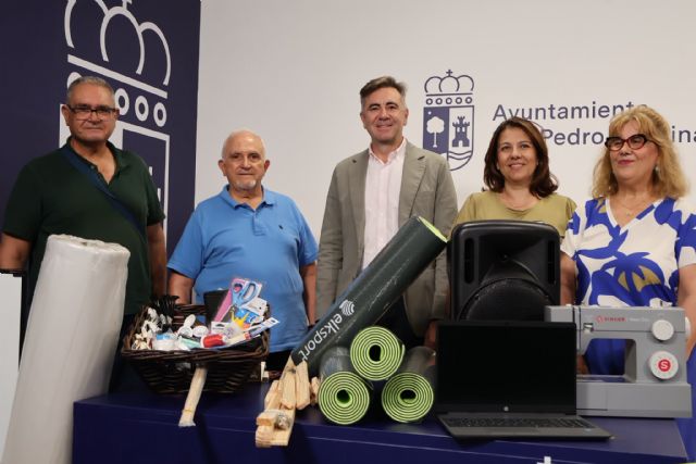 La concejal�a de Mayores presenta el curso de actividades para los hogares y entrega nuevo material