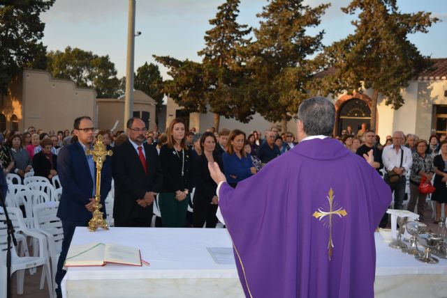 Medio millar de personas asisten a la misa de los Fieles Difuntos - 1, Foto 1
