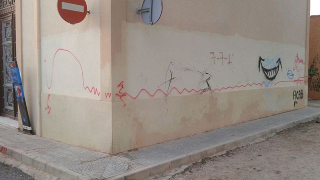 La noche de Todos los Santos acaba con varios contenedores quemados y pintadas en edificios - 1, Foto 1