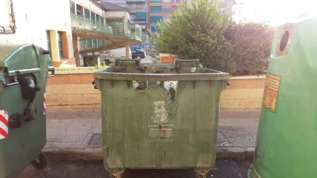 La noche de Todos los Santos acaba con varios contenedores quemados y pintadas en edificios - 3, Foto 3