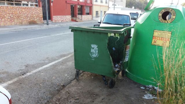 La noche de Todos los Santos acaba con varios contenedores quemados y pintadas en edificios - 4, Foto 4