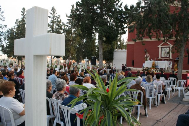 La tradicional Misa de Ánimas congrega a varios centenares de personas en el Cementerio Municipal 