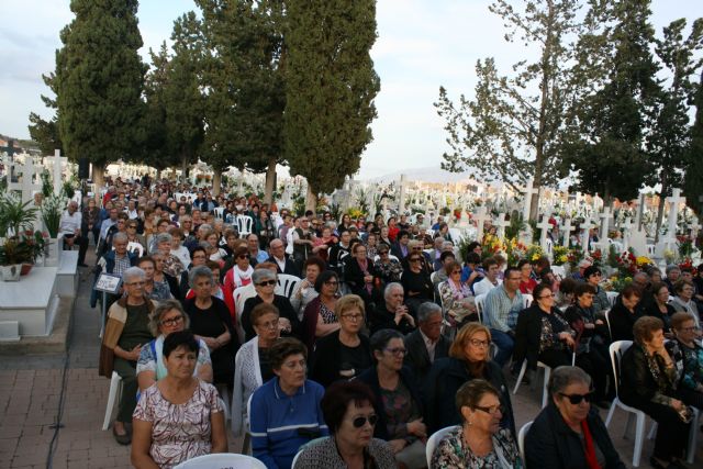 La tradicional Misa de Ánimas congrega a varios centenares de personas en el Cementerio Municipal Nuestra Señora del Carmen - 3, Foto 3