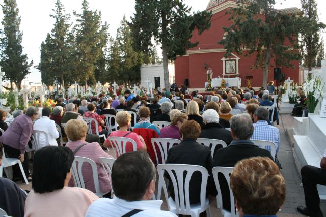 La tradicional Misa de Ánimas congrega a varios centenares de personas en el Cementerio Municipal Nuestra Señora del Carmen, Foto 4