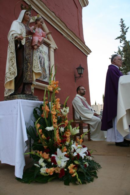 La tradicional Misa de Ánimas congrega a varios centenares de personas en el Cementerio Municipal Nuestra Señora del Carmen, Foto 5