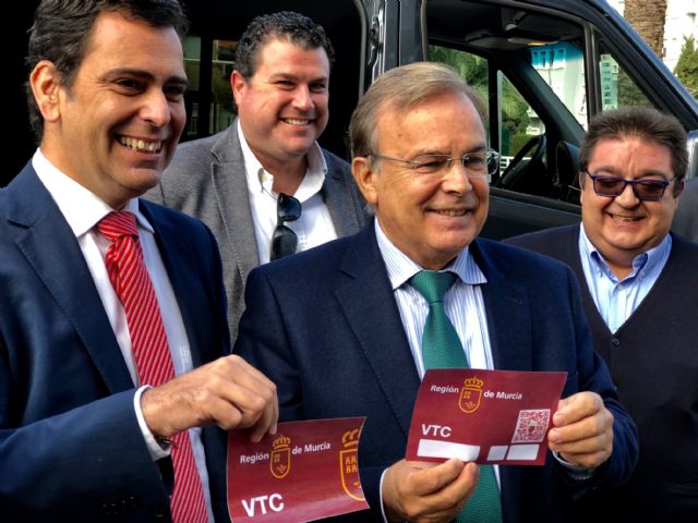 Los Vehículos de Transporte con Conductor deberán exhibir el distintivo regional a partir del 3 de diciembre - 1, Foto 1