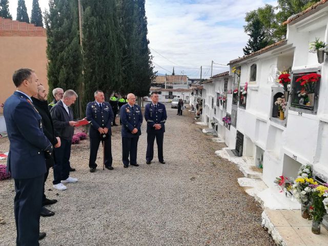 Flores a los soldados que se encuentran en nichos de la Base Aérea de Alcantarilla en el Cementerio Municipal - 1, Foto 1