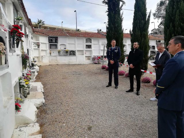 Flores a los soldados que se encuentran en nichos de la Base Aérea de Alcantarilla en el Cementerio Municipal - 2, Foto 2
