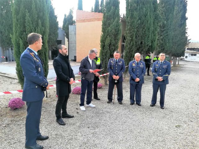 Flores a los soldados que se encuentran en nichos de la Base Aérea de Alcantarilla en el Cementerio Municipal - 4, Foto 4