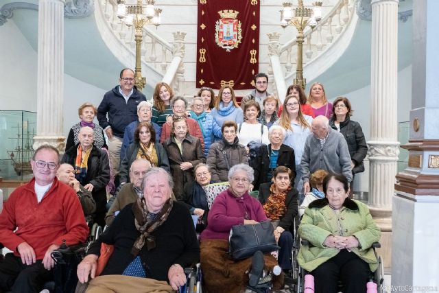 Una veintena de mayores del Asilo de Ancianos de Cartagena visitan el Palacio Consitorial - 1, Foto 1