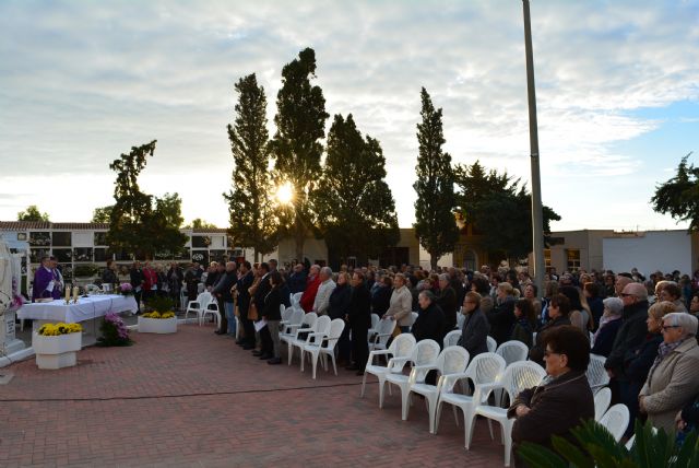 Más de cuatrocientas personas asisten a la misa celebrada en el Cementerio Municipal en memoria de los Fieles Difuntos - 1, Foto 1