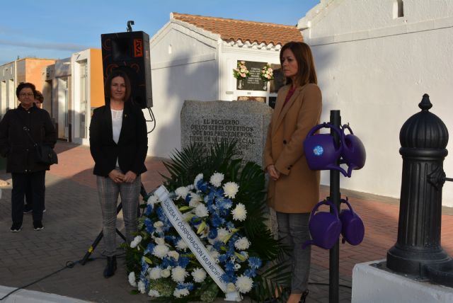 Más de cuatrocientas personas asisten a la misa celebrada en el Cementerio Municipal en memoria de los Fieles Difuntos - 2, Foto 2
