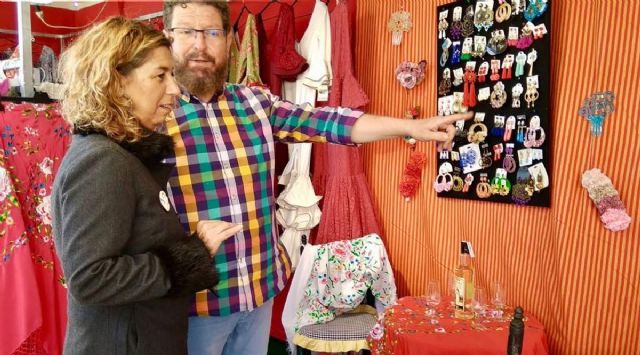 Los comerciantes cartageneros muestran sus artículos de temporada en la Feria de Escaparates de Tendencias - 1, Foto 1