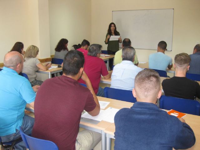 En marcha el curso para obtener el título de la ESO incluido en el programa Conecta de la ADLE - 1, Foto 1