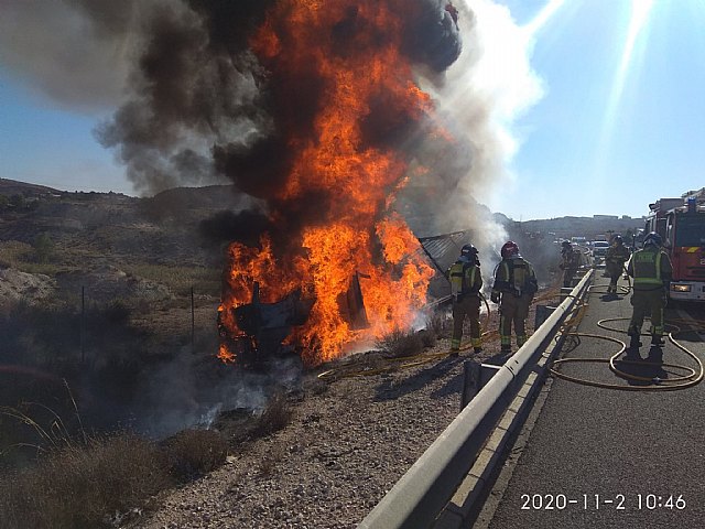 Se incendia un camión tras un accidente de tráfico en Molina de Segura - 1, Foto 1