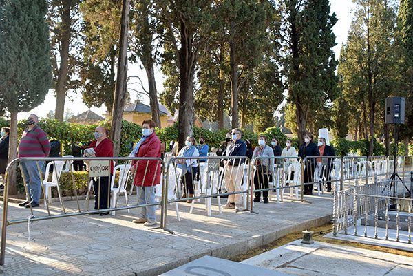 El rito y la oración pueden con el virus en la Santa Misa presidida por el obispo Juan José Asenjo en el cementerio de Sevilla - 1, Foto 1