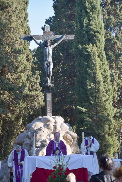 El rito y la oración pueden con el virus en la Santa Misa presidida por el obispo Juan José Asenjo en el cementerio de Sevilla - 2, Foto 2