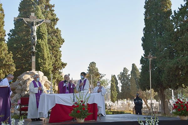 El rito y la oración pueden con el virus en la Santa Misa presidida por el obispo Juan José Asenjo en el cementerio de Sevilla - 3, Foto 3