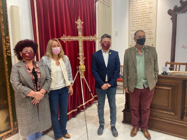 La Federación de San Clemente estrena la réplica de la famosa Cruz de Fernando El Católico, conocida como la 'Cruz de Cristal de Roca', que abrirá el cortejo del Patrón en los desfiles - 1, Foto 1