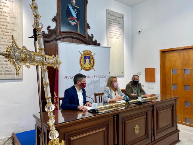 La Federación de San Clemente estrena la réplica de la famosa Cruz de Fernando El Católico, conocida como la 'Cruz de Cristal de Roca', que abrirá el cortejo del Patrón en los desfiles - 2, Foto 2