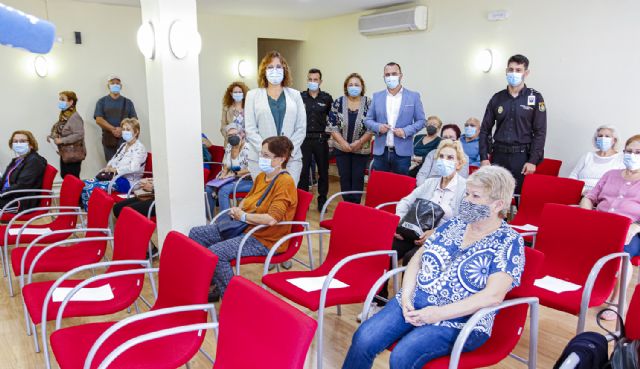 Usuarios del Centro Social de Personas Mayores Diego Cubilla aprenden a defenderse de timos y fraudes - 1, Foto 1
