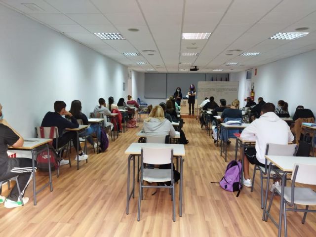 El programa Conecta de la ADLE prepara a 27 personas para obtener el título de la ESO - 1, Foto 1