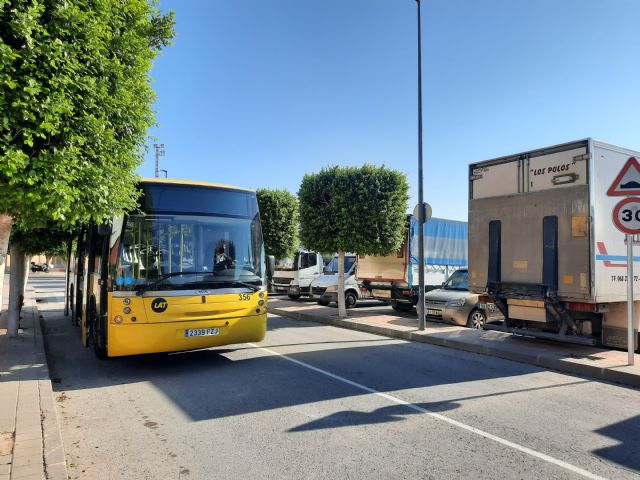 Mañana comienza a funcionar dos autobuses gratuitos para trasladar a los vecinos hasta el mercado semanal - 1, Foto 1