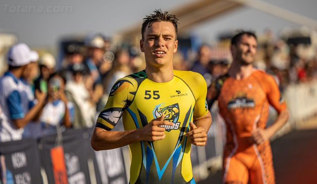 Meritorio séptimo puesto para el totanero Sergio Baxter en la final de la Super League de triatlón, Foto 1