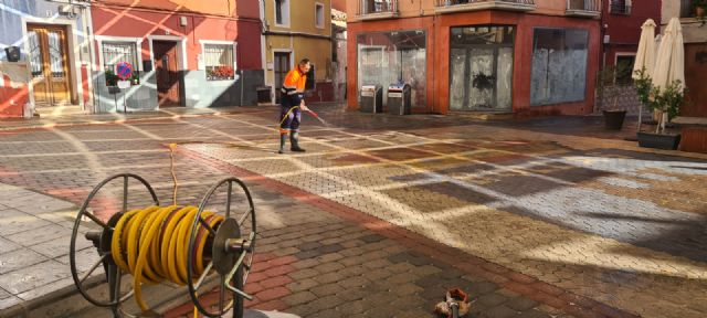 La Concejalía de Servicios Púbicos realiza trabajos de limpieza extraordinaria en la Plaza Vieja y calles aledañas - 2, Foto 2